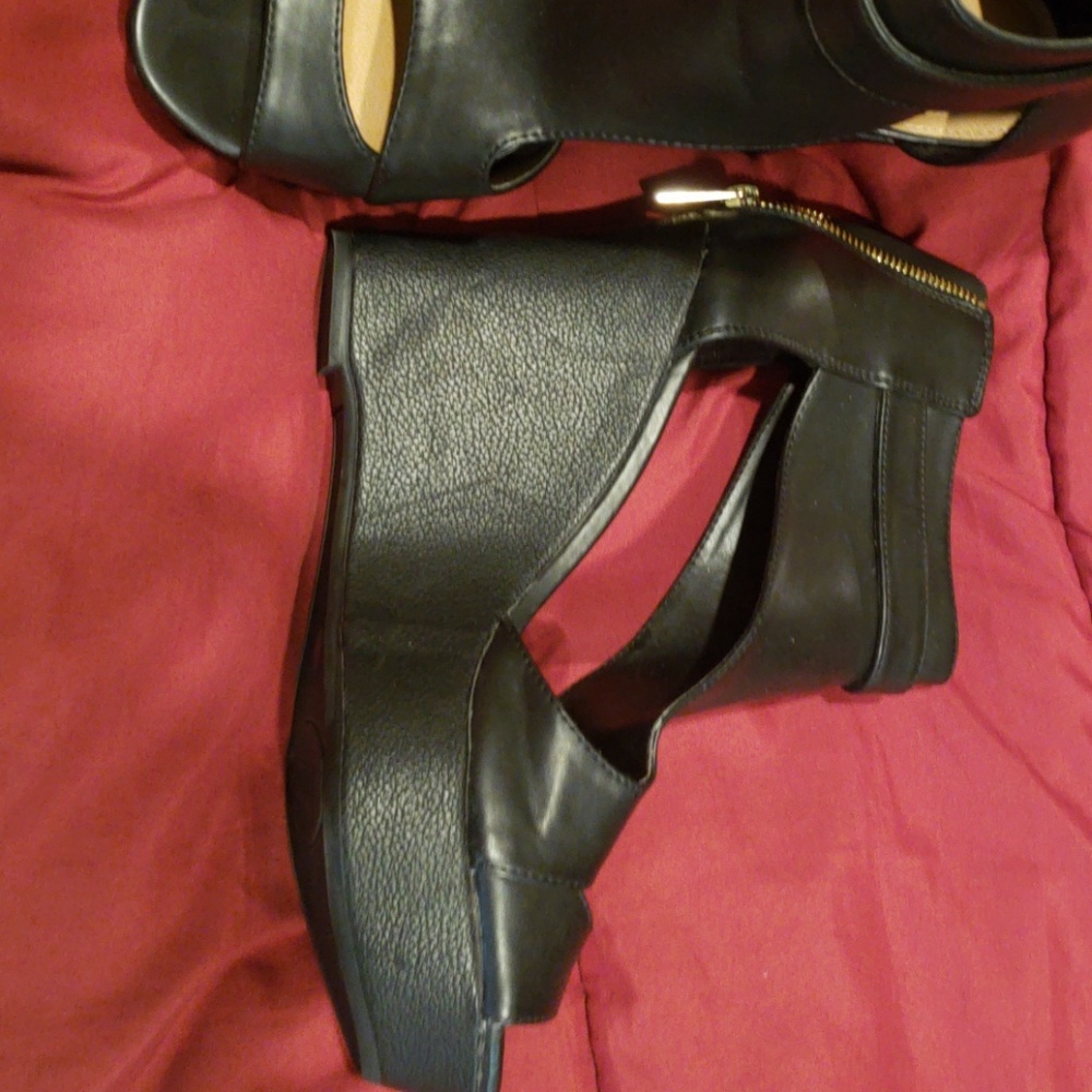 Sandals - Picture 2 of 5